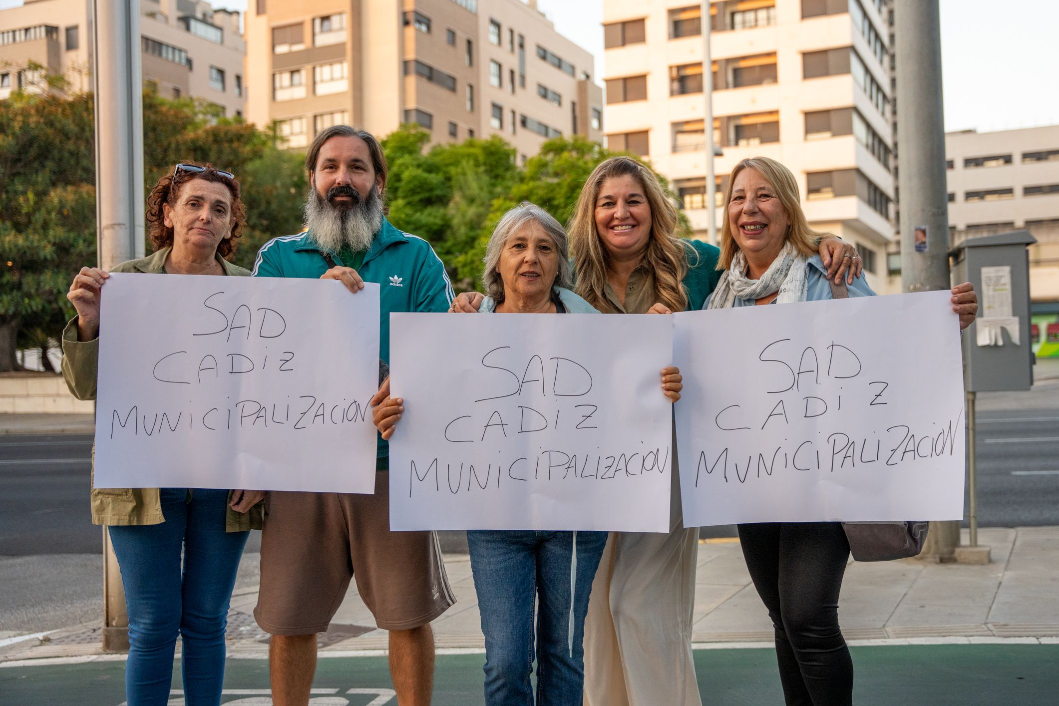 Cinco trabajadores del servicio en Cádiz, este viernes en la avenida Sanidad Pública. - REYNA
