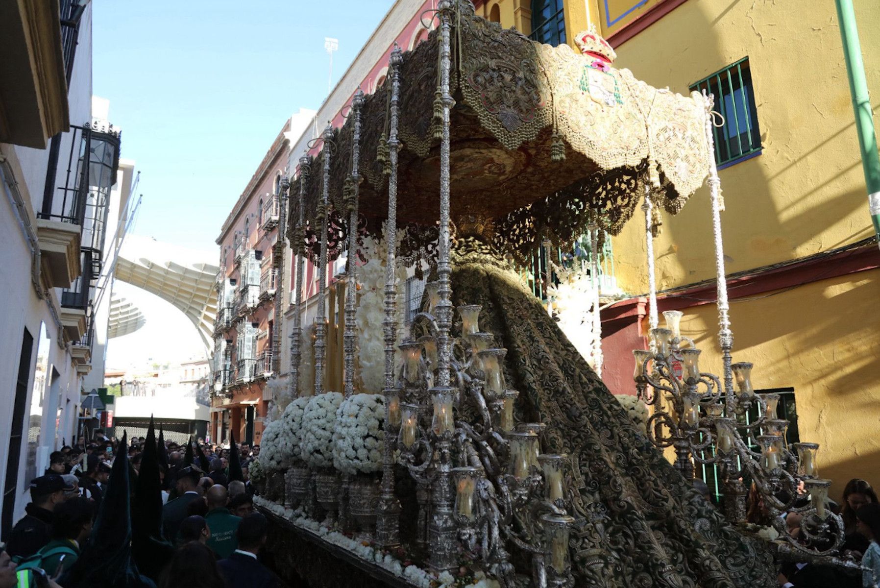 La Virgen de La Macarena se acerca a los fieles en La Madrugá en Sevilla. - 