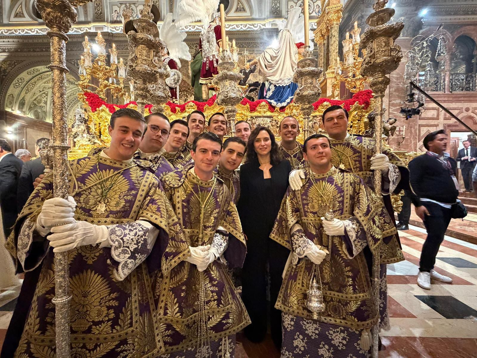 Más de 15.000 nazarenos en Sevilla para una 'Madrugá' sin noche: pocos incidentes, muchos políticos