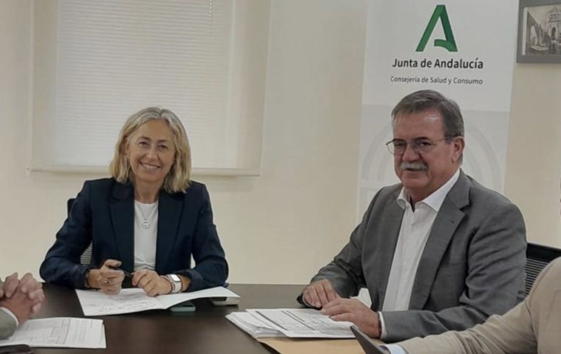 Manuel Molina, actual delegado de Salud en Sevilla, junto a la consejera dimitida, Rocío Hernández. - 