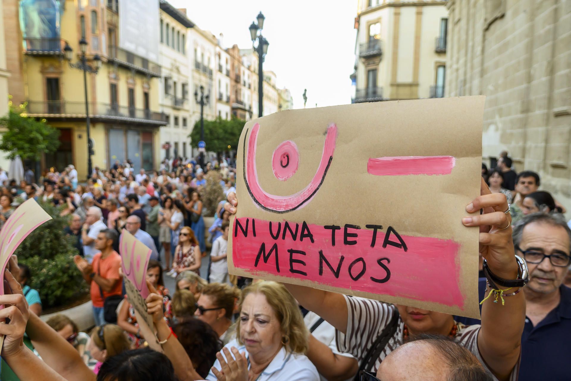 Una pancarta durante la masiva protesta contra la gestión del SAS en la crisis del cribado de cáncer de mama. - RAÚL CARO / EFE