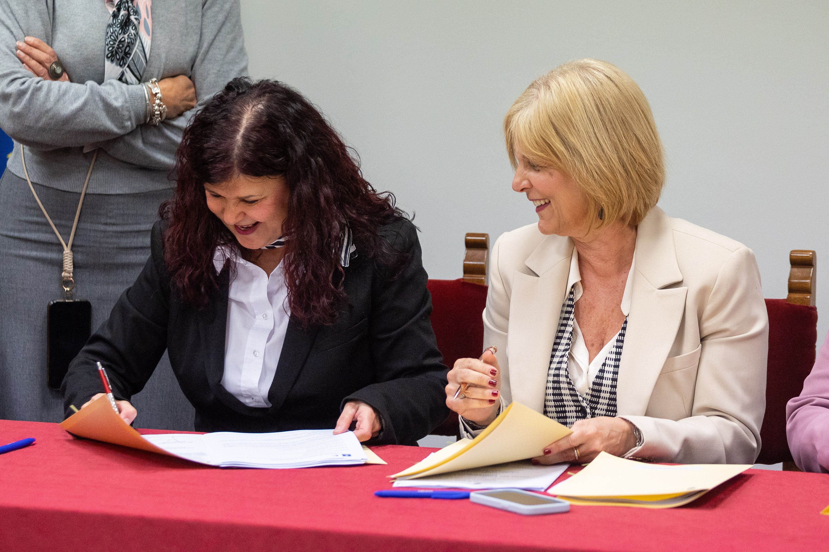 Imágenes de la firma del convenio entre el Ayuntamiento de Jerez y las trabajadoras de ayuda a domicilio. - Manu García Imágenes de la firma del convenio entre el Ayuntamiento de Jerez y las trabajadoras de ayuda a domicilio.