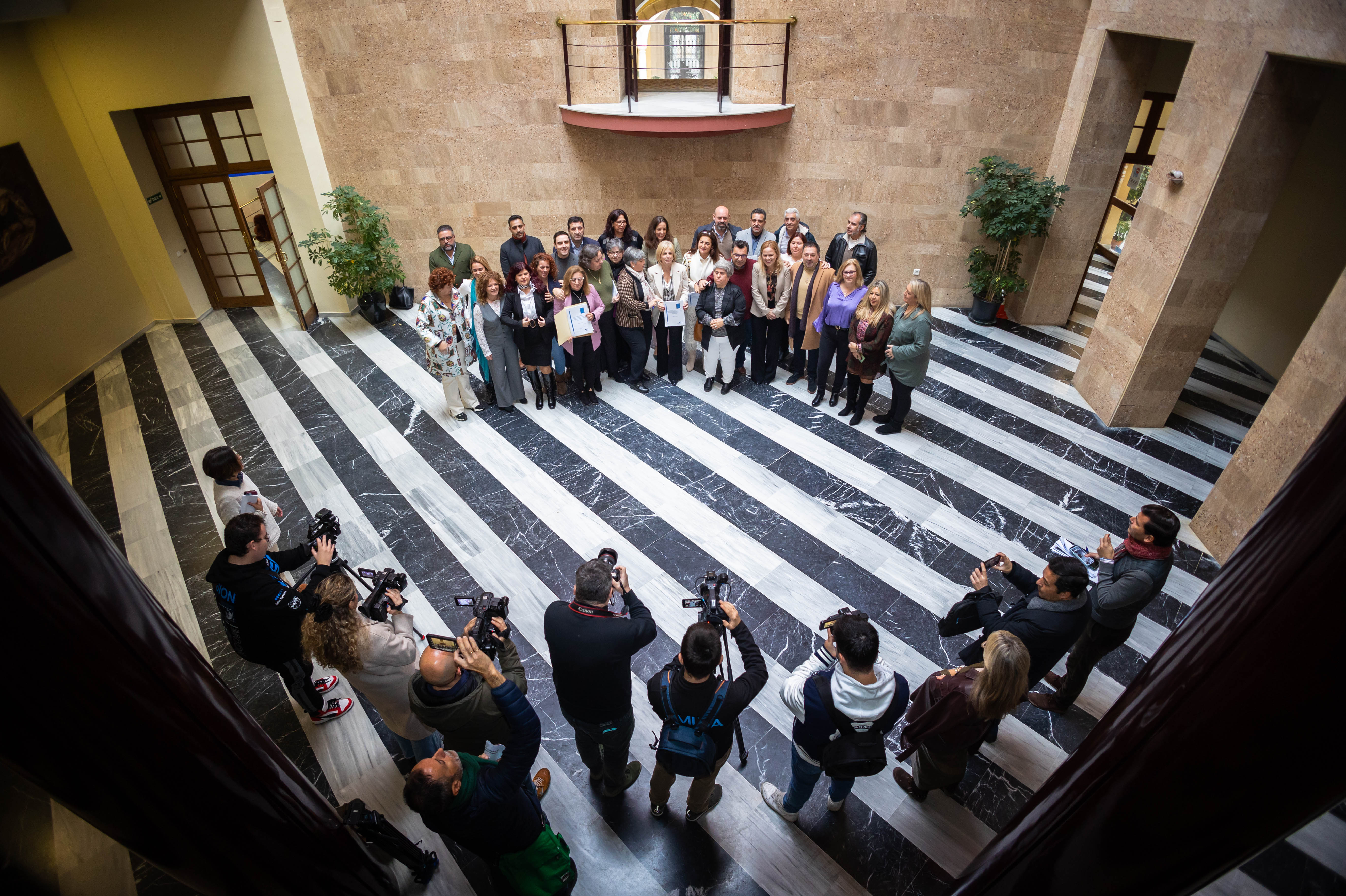 Imágenes de archivo de la firma del convenio entre el Ayuntamiento de Jerez y las trabajadoras de Ayuda a Domicilio. - Manu García Imágenes de archivo de la firma del convenio entre el Ayuntamiento de Jerez y las trabajadoras de Ayuda a Domicilio.
