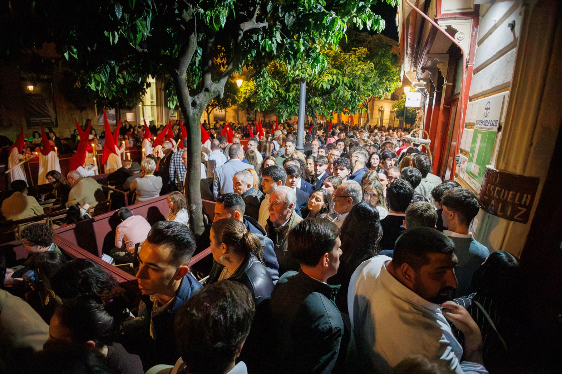 Una buena aglomeración en la Semana Santa de  Jerez. - MANU GARCÍA