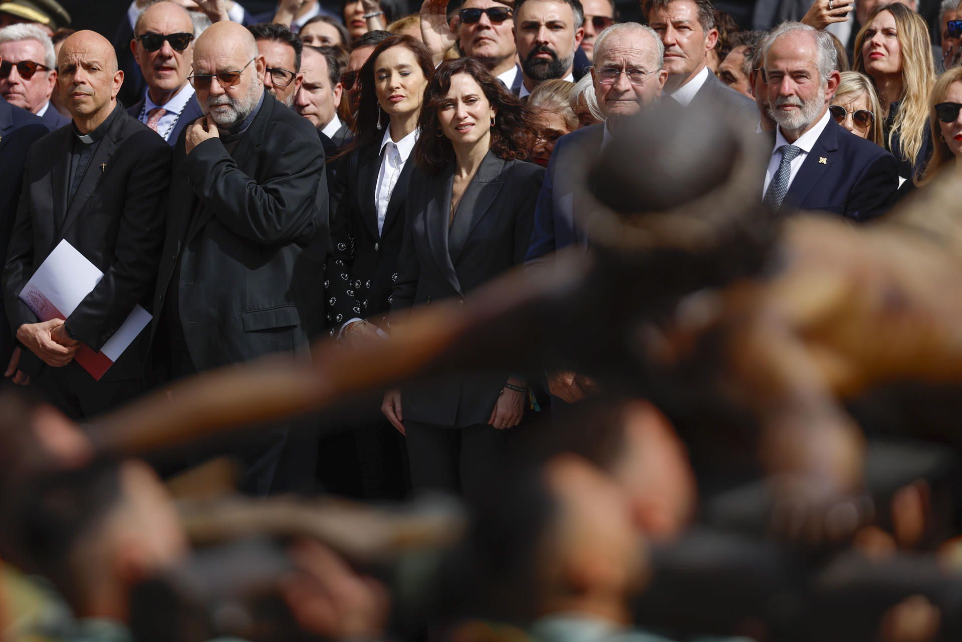 Ayuso viendo al Cristo de Mena. - JORGE ZAPATA / EFE