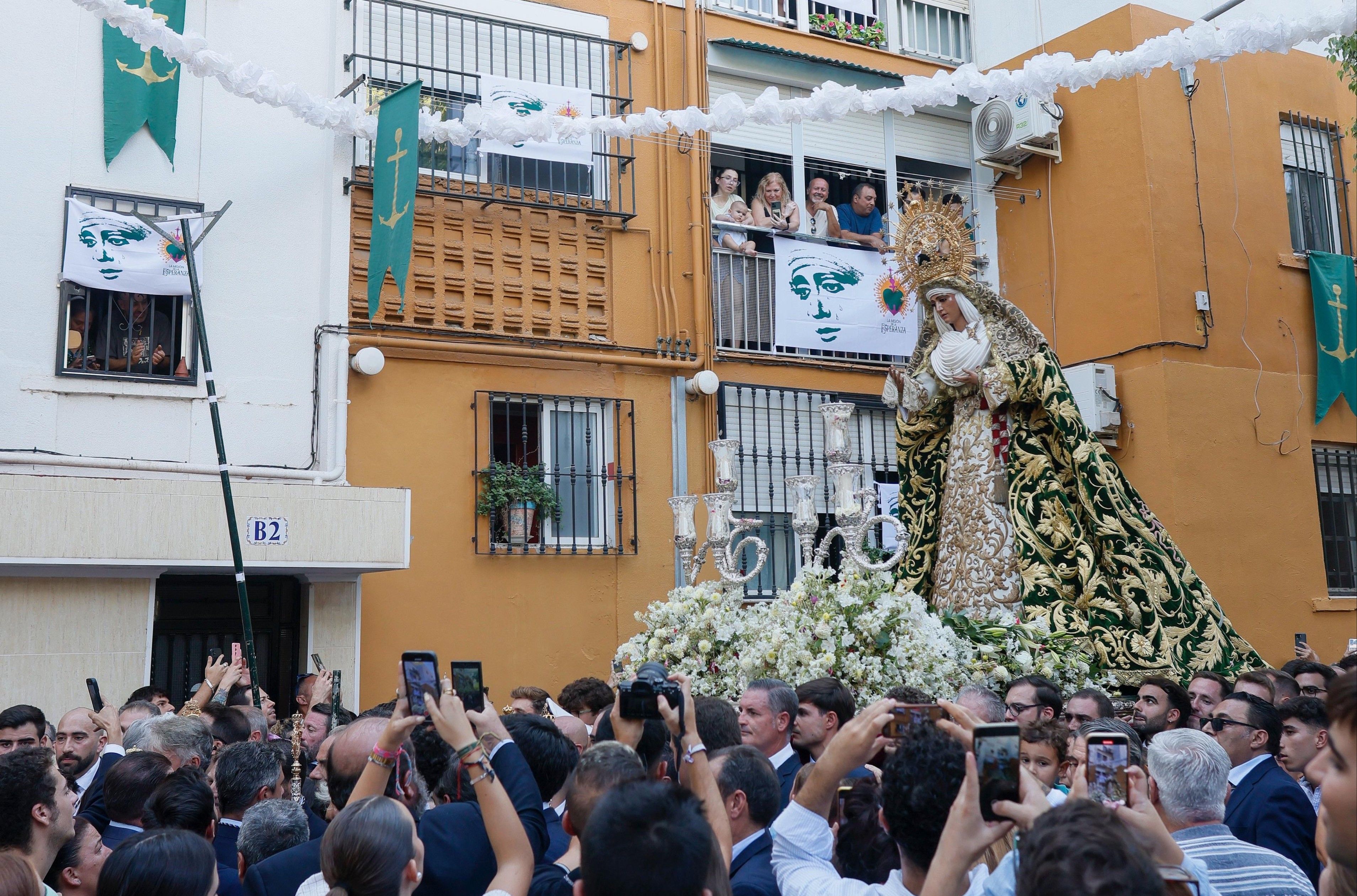 La Esperanza de Triana por el Polígono Sur. - 