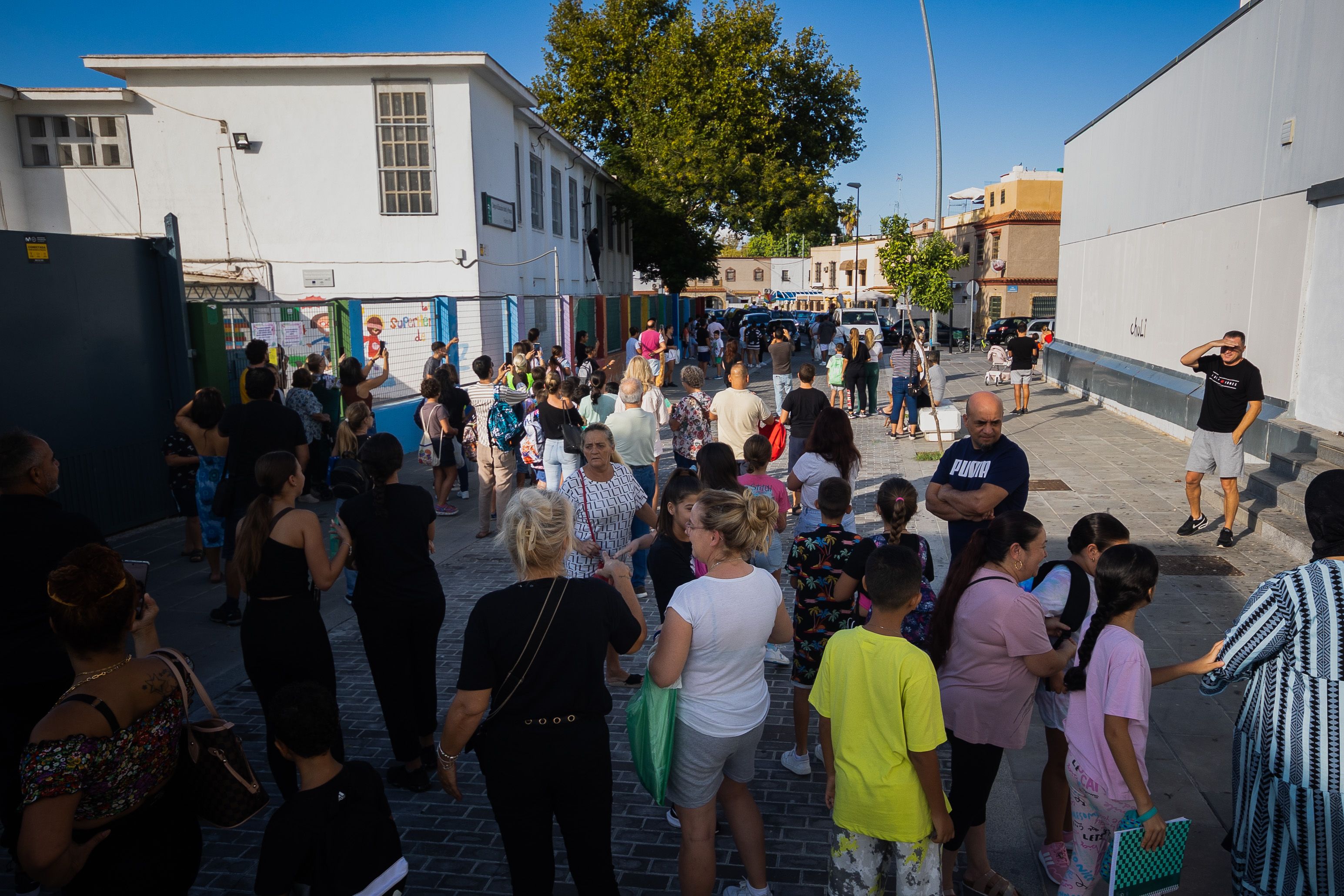 Entre clases y libros, tres detenidos: desmantelan un punto de venta de droga frente a un colegio en Córdoba