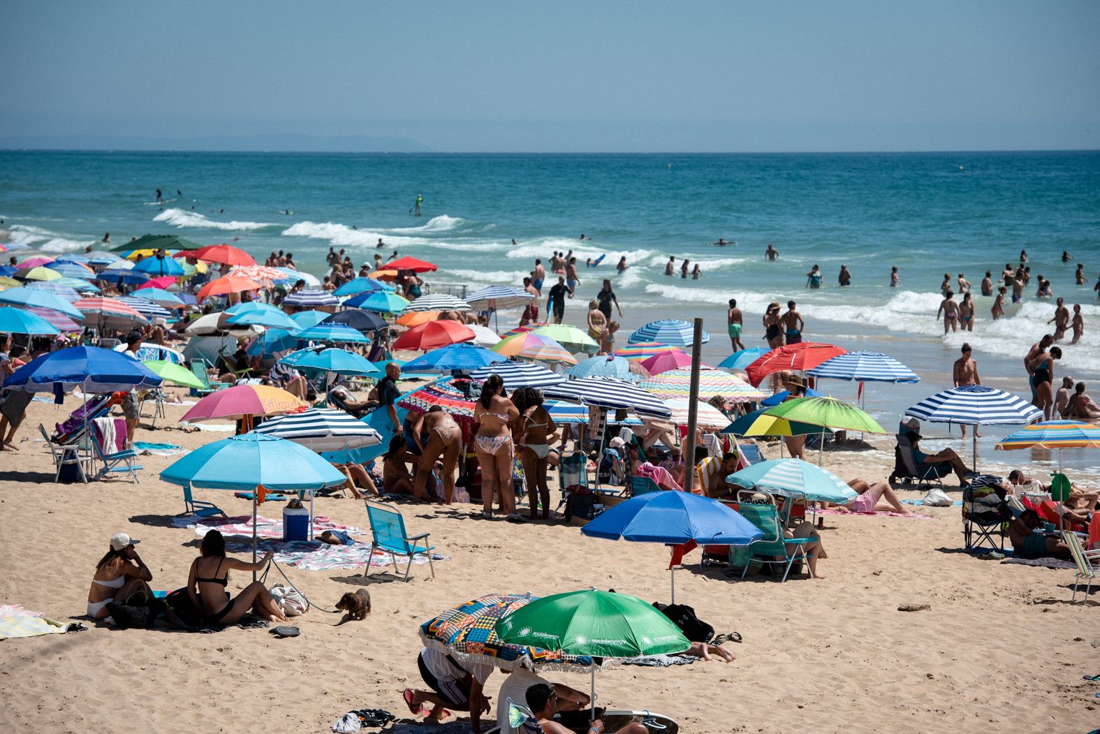 Andalucía presume de playas, pero lidera las banderas negras: El Palmar, entre las señaladas por Ecologistas en Acción