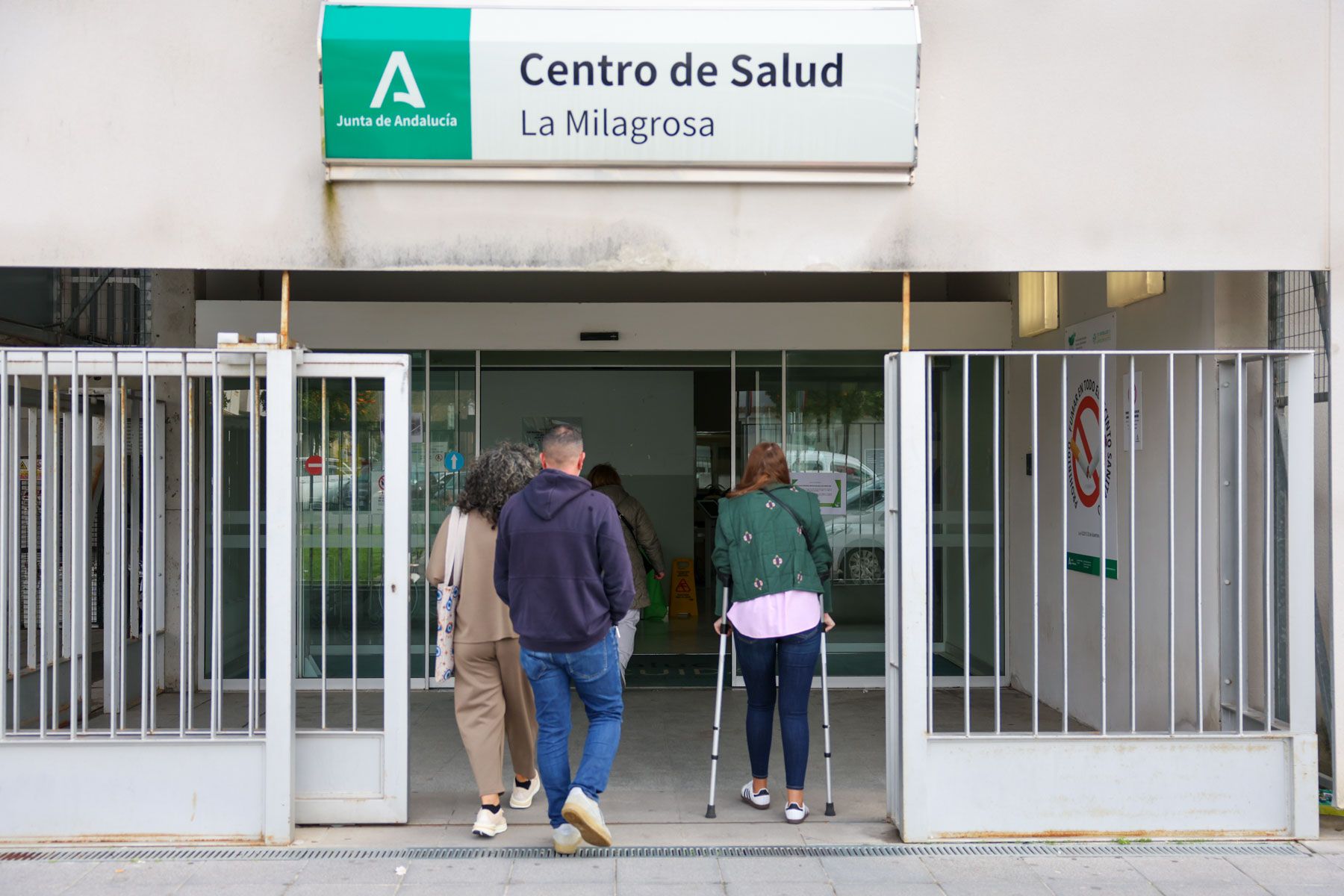 Pacientes entrando en un centro de atención primaria. - JUAN CARLOS TORO