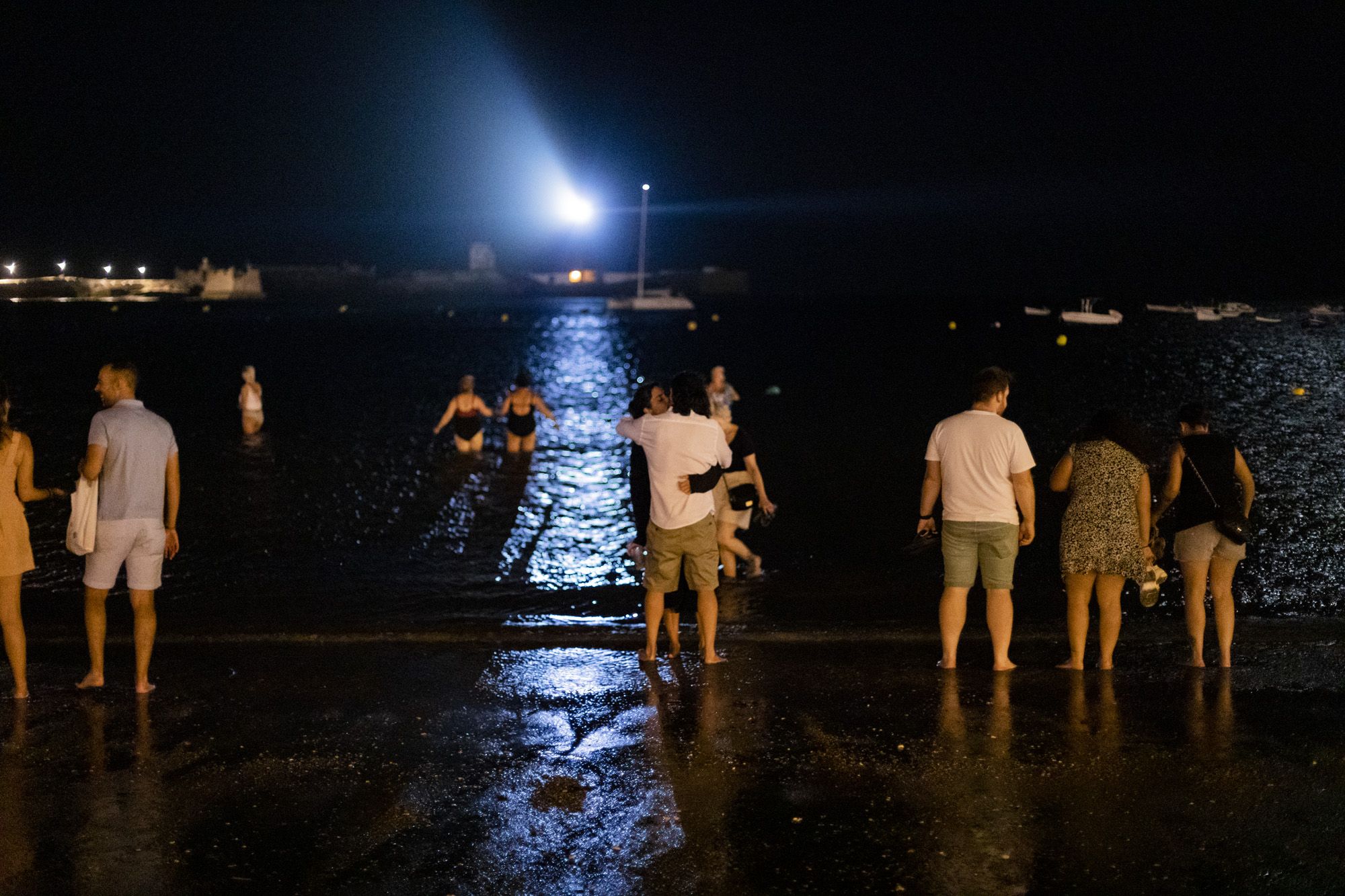 Hogueras y baños nocturnos en San Juan: vive la noche más especial del verano en la provincia de Cádiz