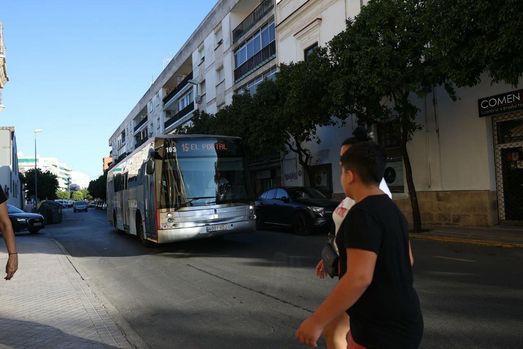 Por encima de la velocidad permitida, bajo efectos de medicamentos y chocando contra coches y mobiliario por el centro de Jerez