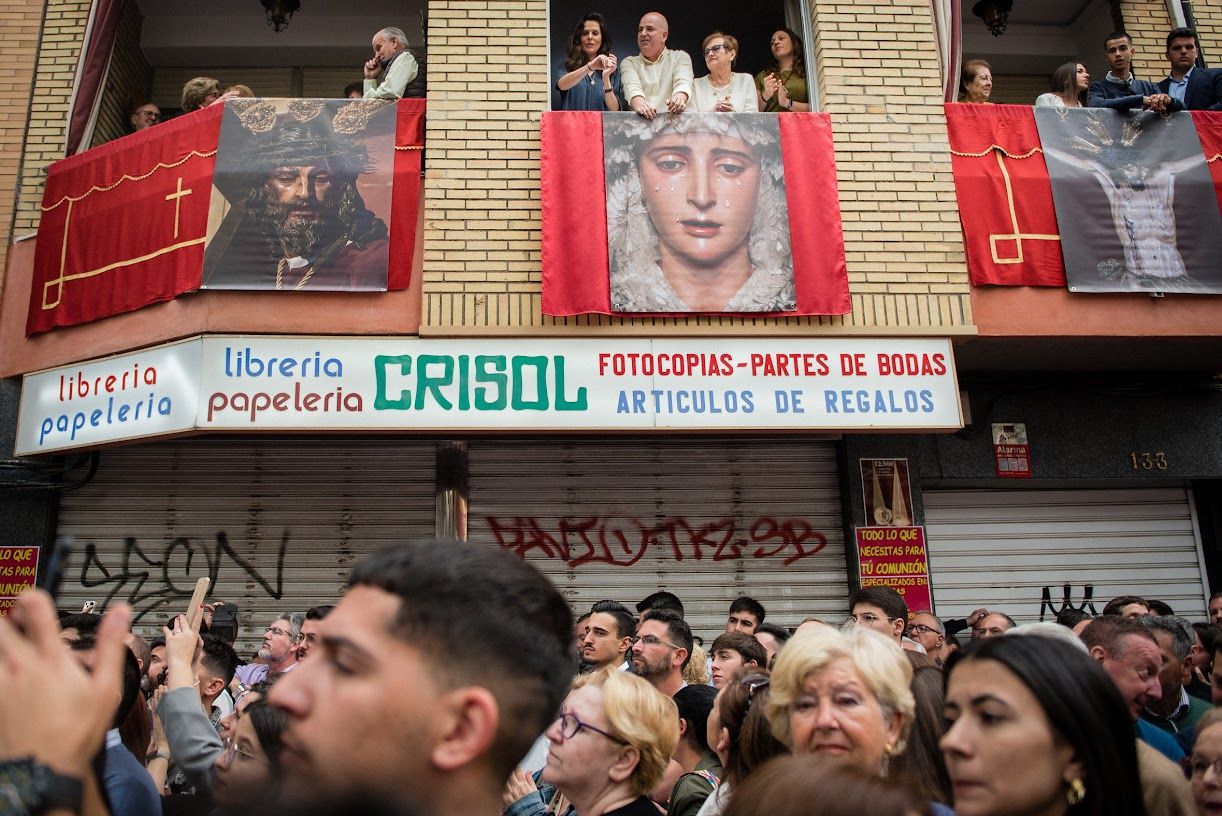 Alquilan un piso 'con letra pequeña' en Sevilla: el casero se reserva el balcón para Semana Santa