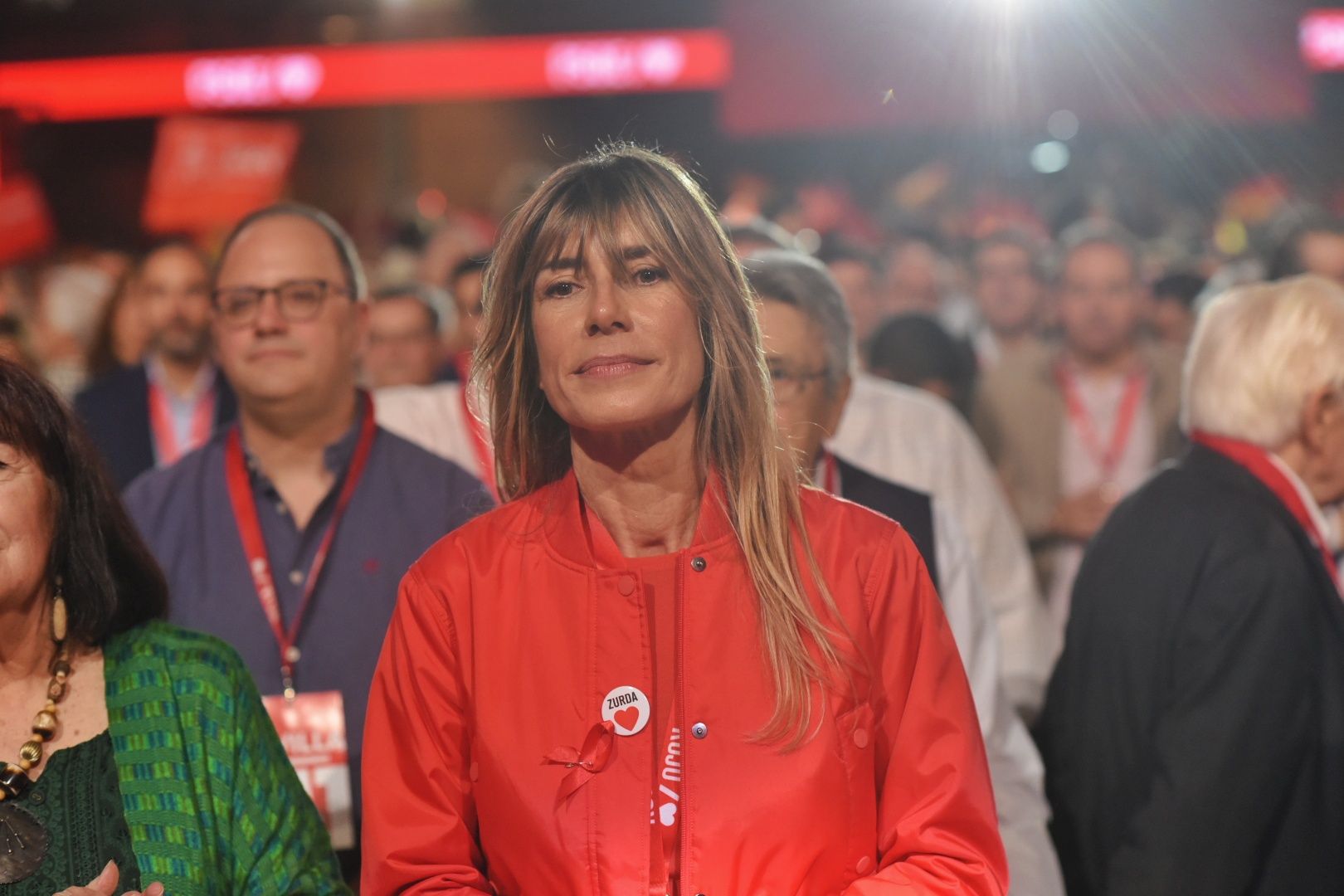 El juez Peinado abre juicio contra Begoña Gómez y le quita el pasaporte: dice que policías podrían ayudarla a huir