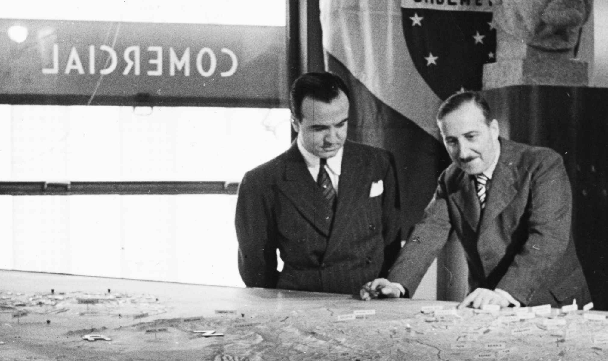Stefan Zweig, a la derecha, en una imagen de la década de los años 30 del siglo pasado. - 