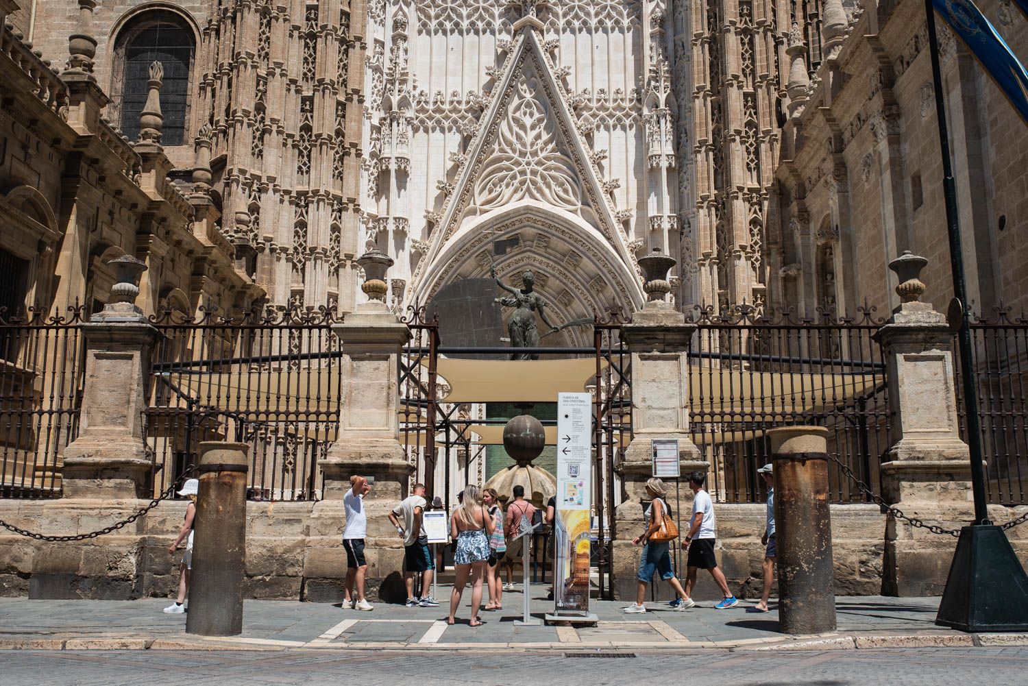 Cachondeo en redes sobre una falsa leyenda de la Catedral de Sevilla que suben los turistas a TikTok: 