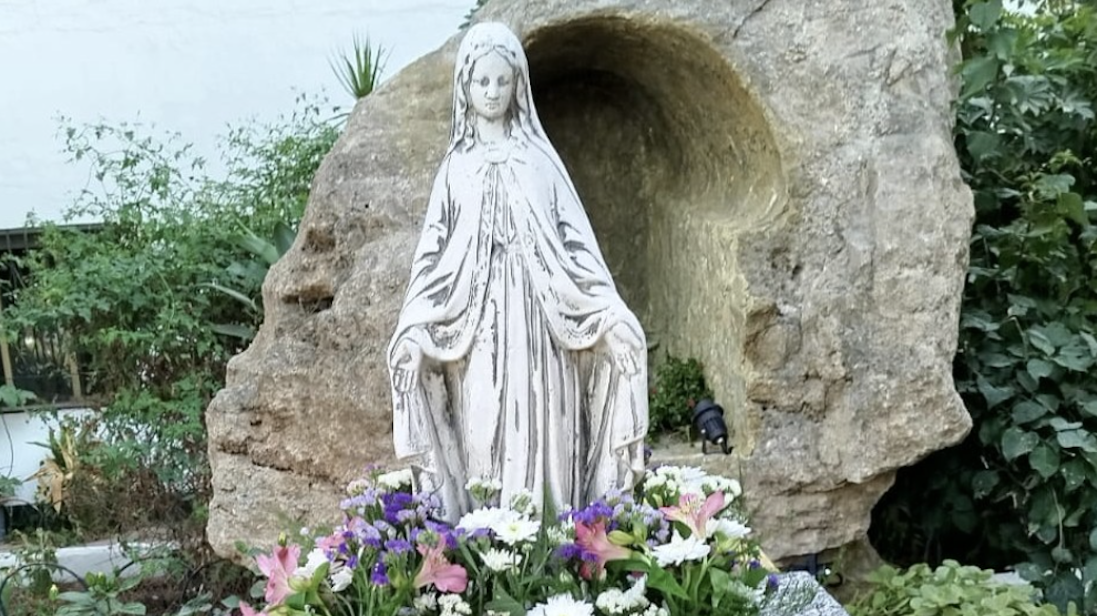 Roban la conocida virgen de la Gruta en El Colorado, Conil, y piden colaboración ciudadana para recuperarla
