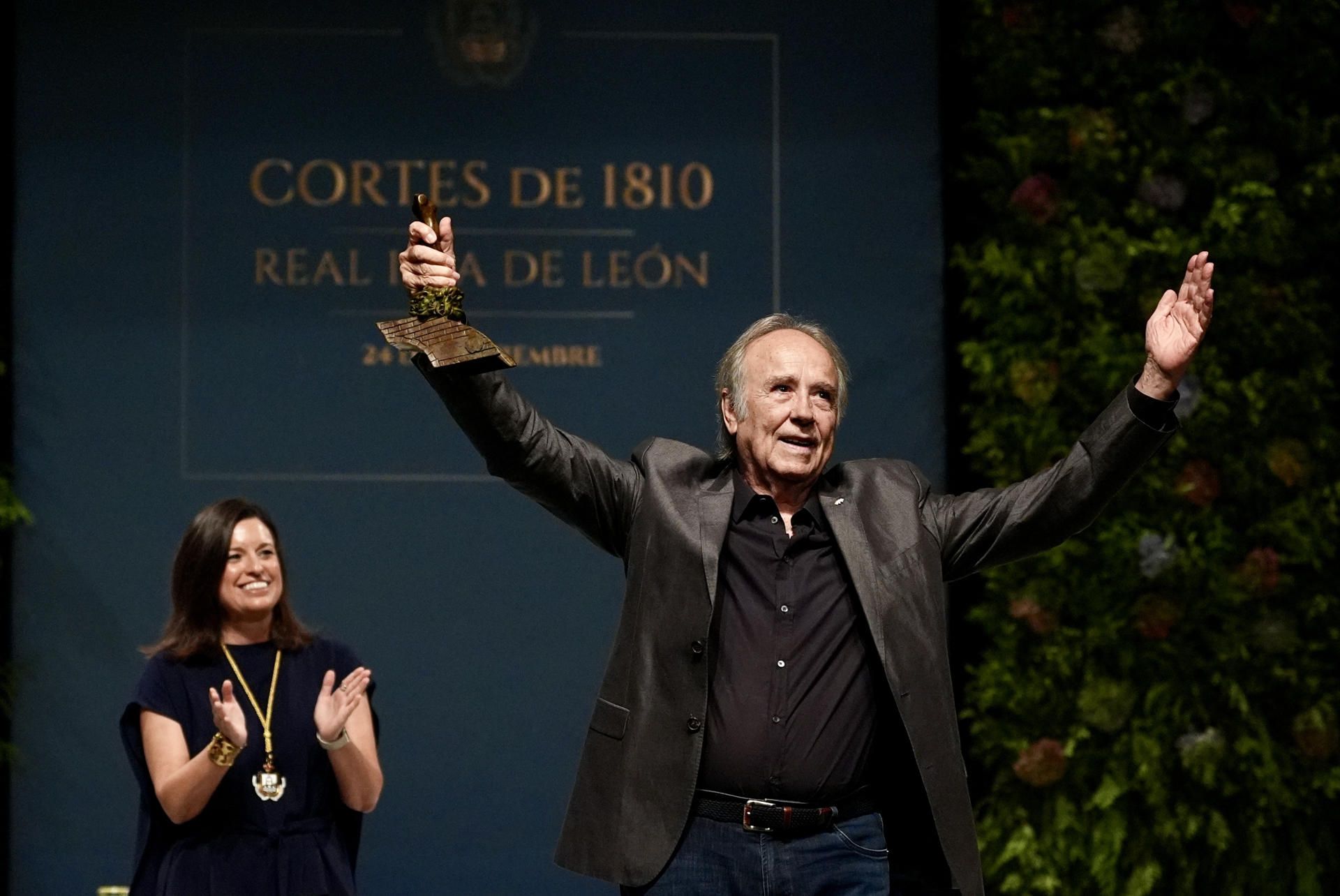 Joan Manuel Serrat, exultante tras recoger el Premio Cortes Real Isla de León en San Fernando. - ROMÁN RÍOS / EFE