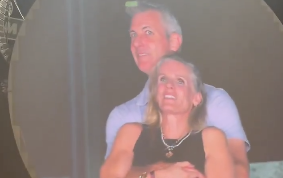 La verdad detrás de la 'kiss cam' del concierto de Coldplay: 