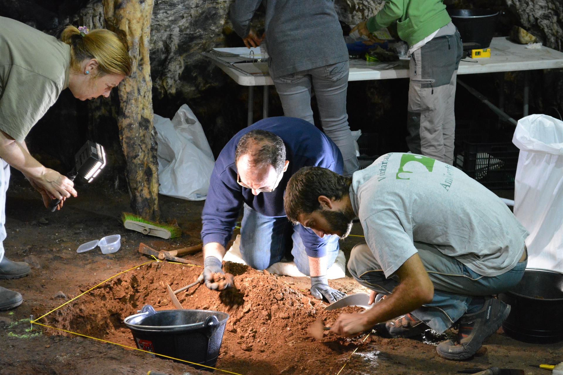 Un equipo de investigadores de la Universidad de Cádiz en la cueva de Ardales, en Málaga. - 