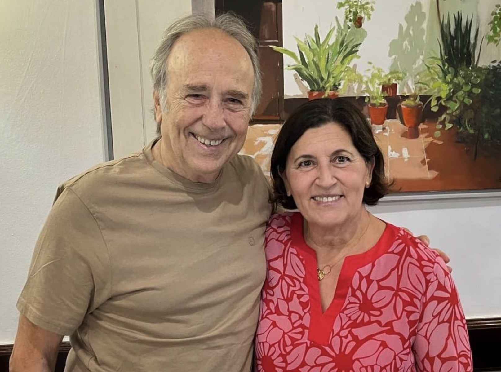 Joan Manuel Serrat, junto a Mayte Córdoba, de restaurante El Faro de Cádiz. - 