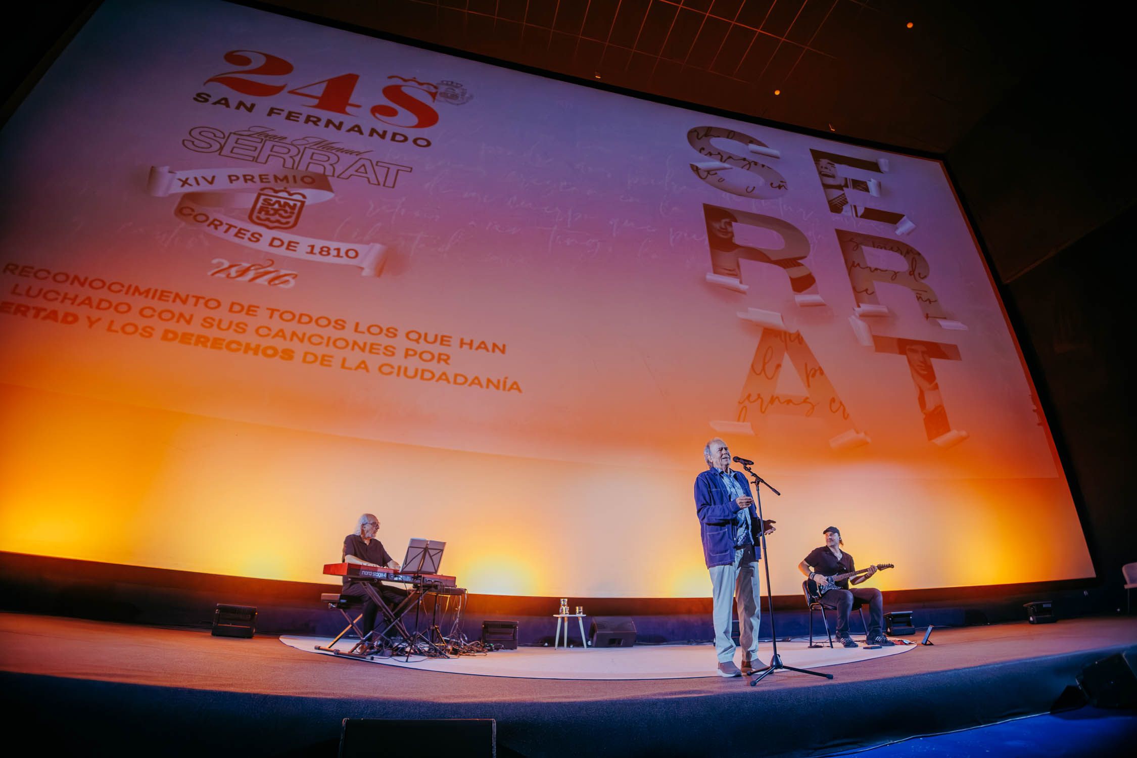 Serrat regala una noche mágica a San Fernando de recuerdos, anécdotas y el eterno Mediterráneo en directo