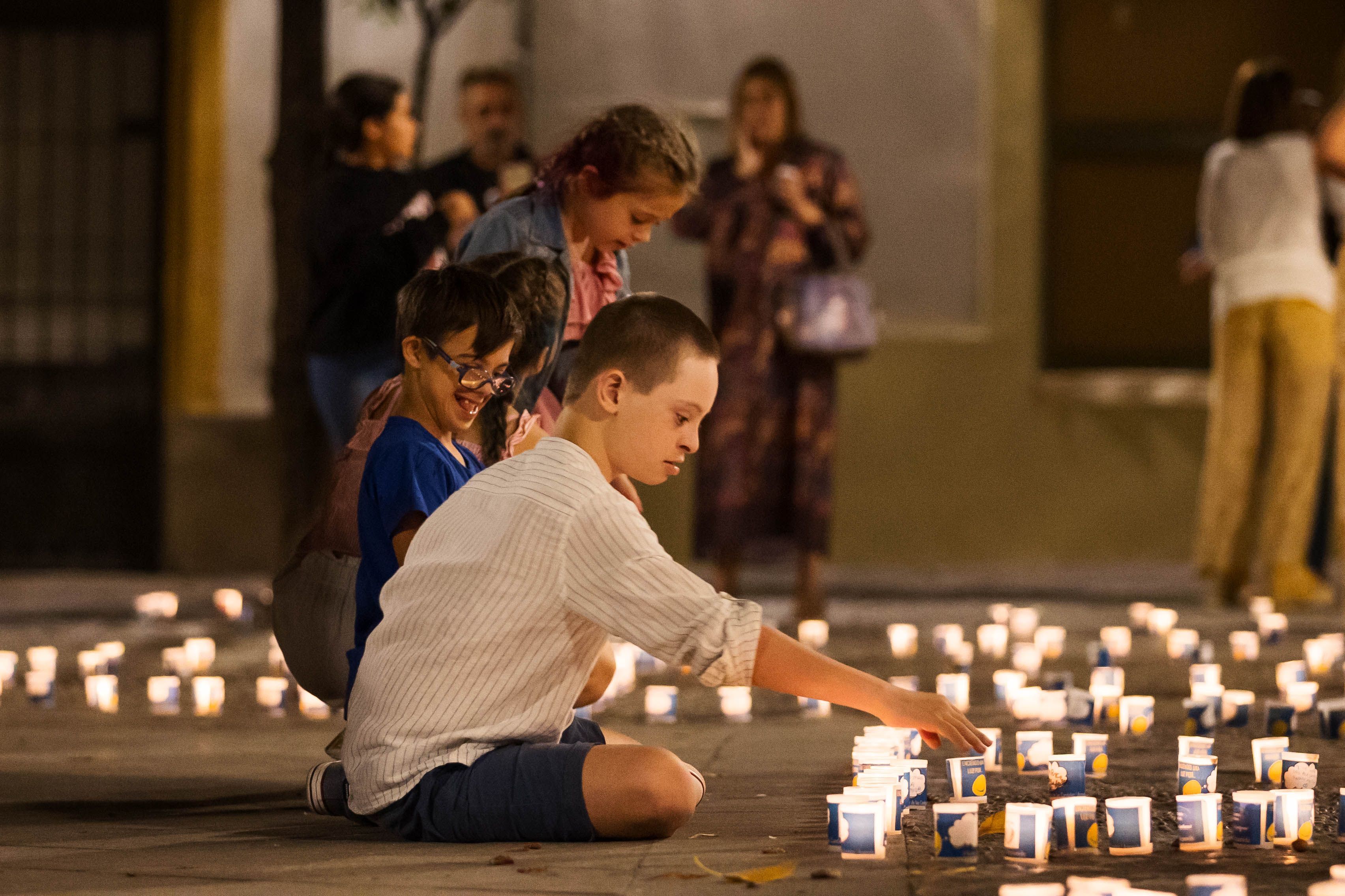 Diez años encendiendo el centro de Jerez por la inclusión: Aspanido celebra la X Noche de las Candelas