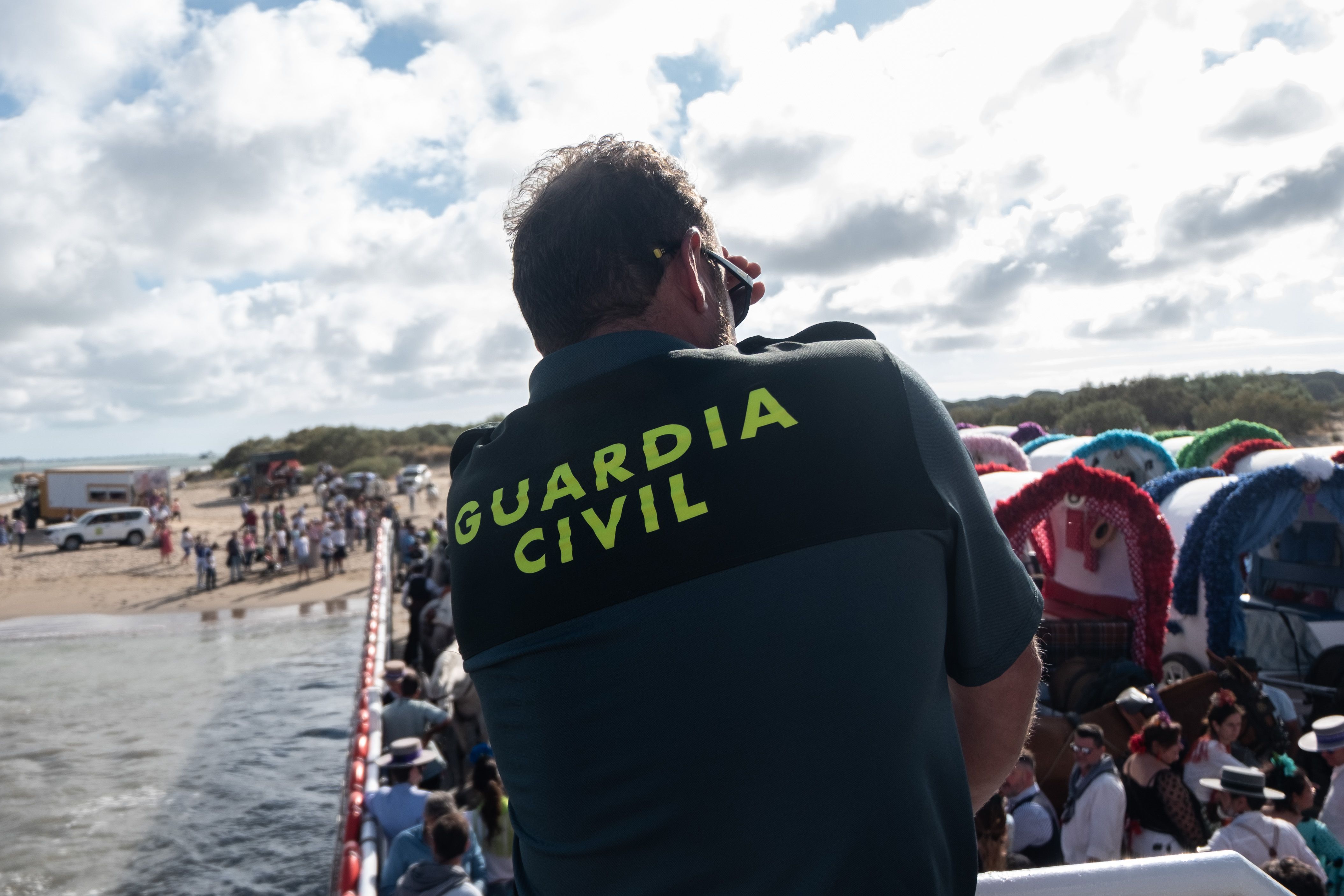 Un agente de la Guardia Civil  en el embarque de las hermandades en Bajo de Guía.