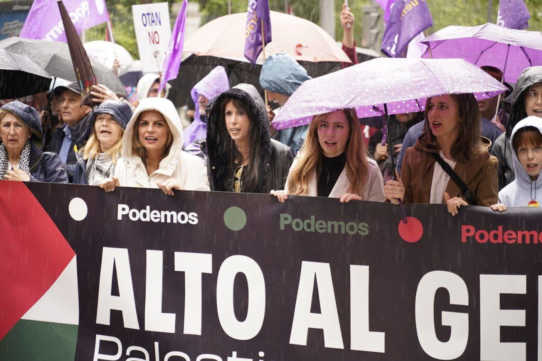 Representantes de Podemos en una manifestación. - 