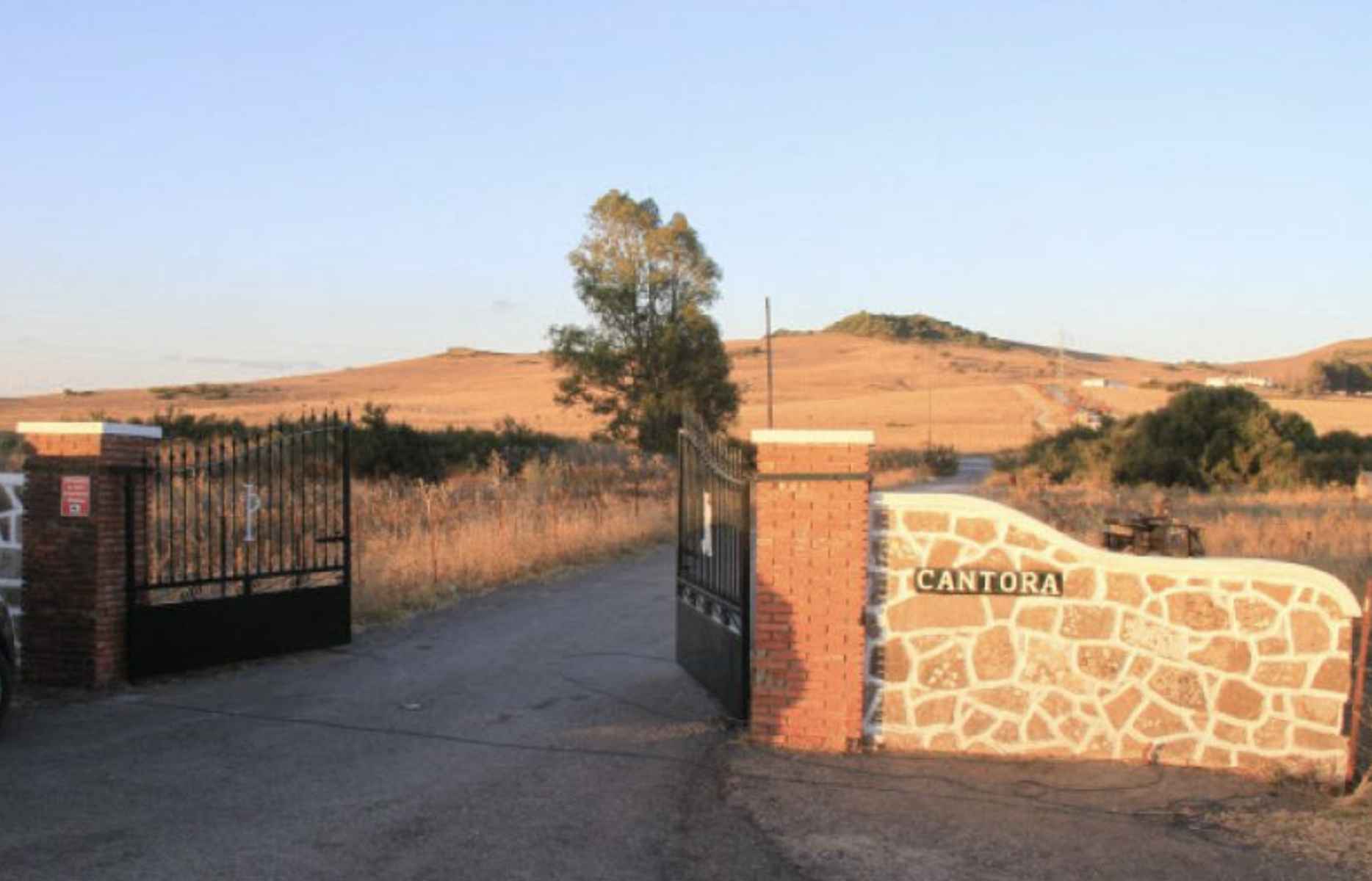 Maleza, humedades y bichos muertos en la cocina: así ha quedado Cantora, la finca que fue el orgullo de Paquirri