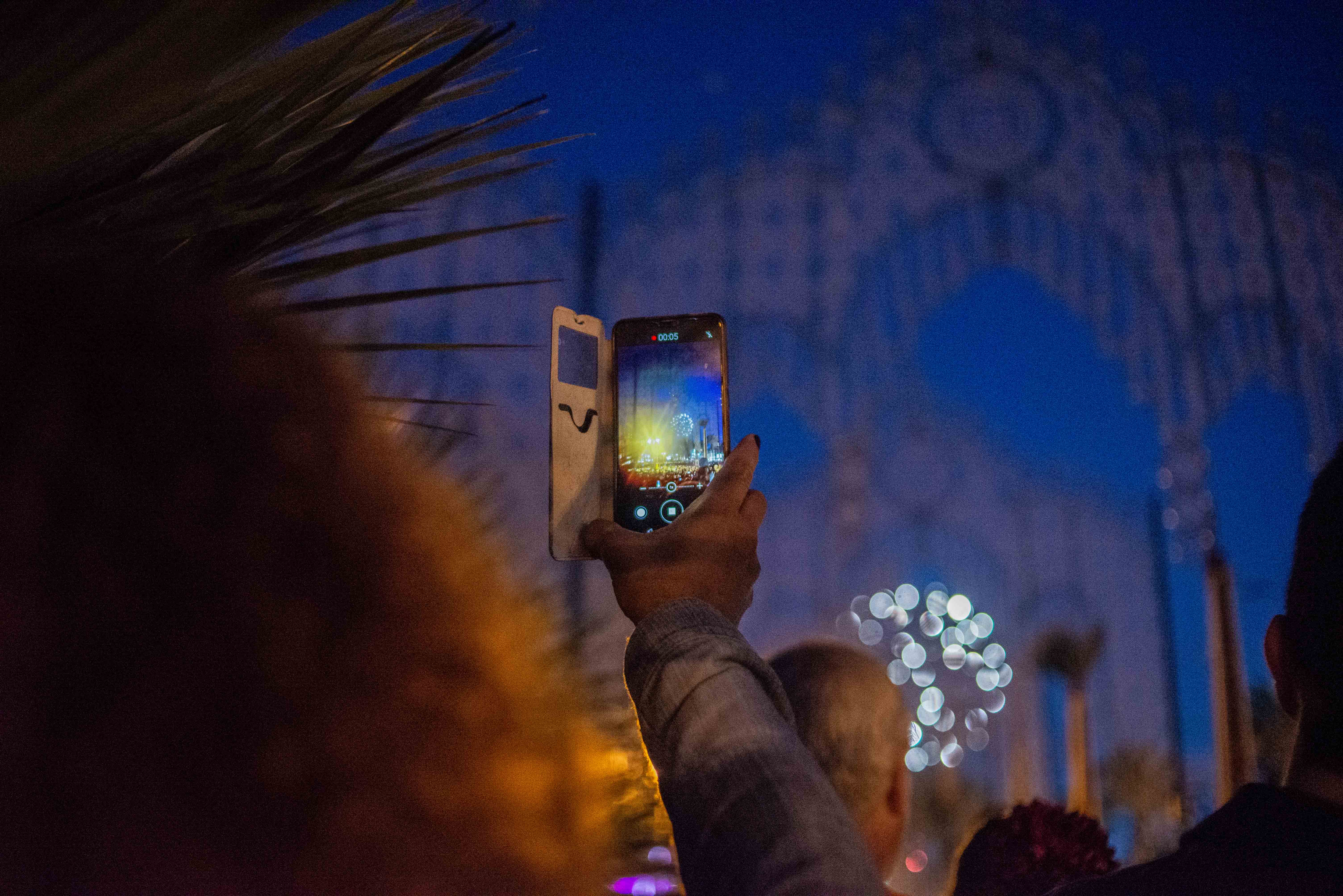 Móviles captando el momento del encendido.