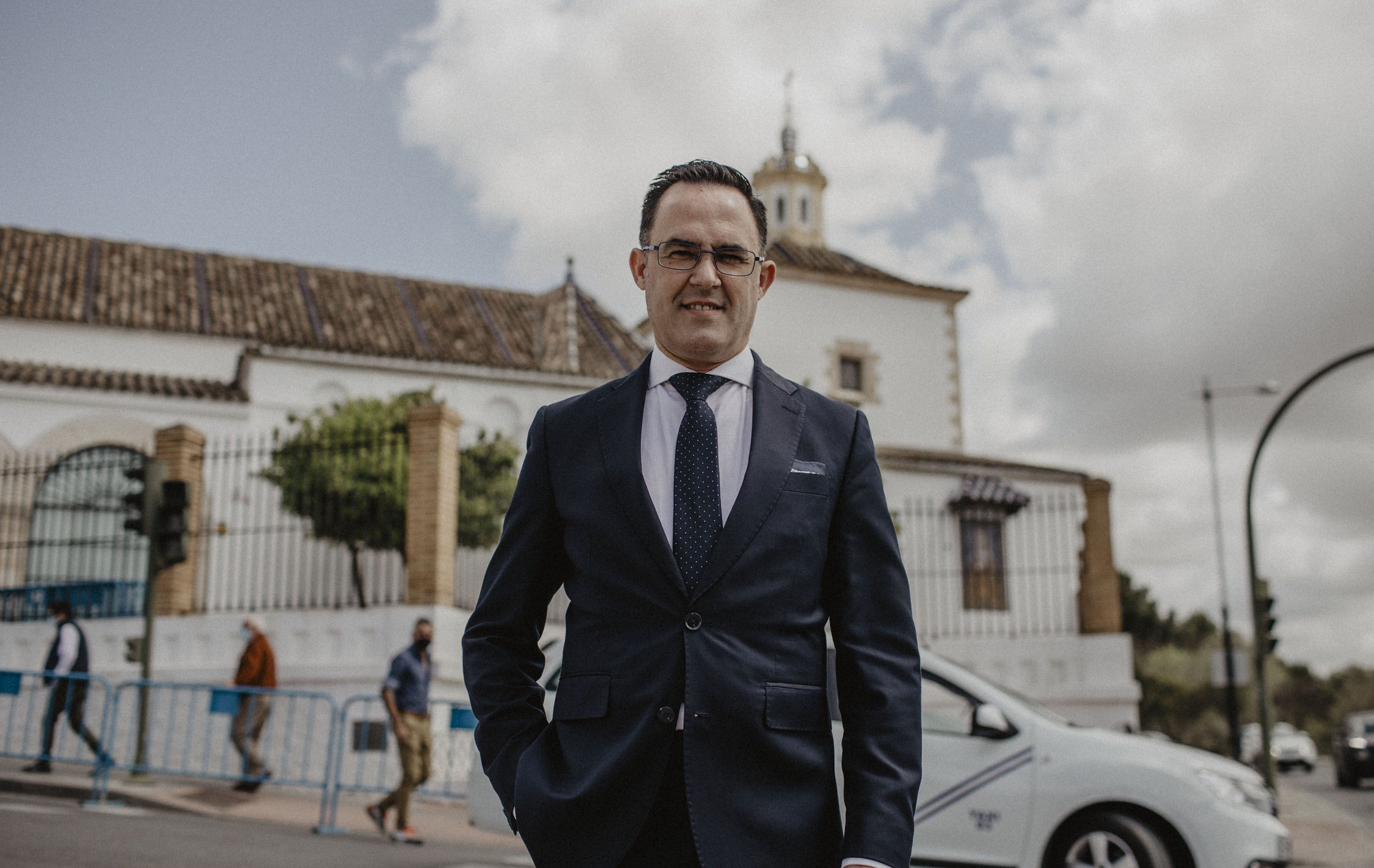 Dionisio Díaz ve "excesivo" que la incompatibilidad política llegue a capataces y camareras: "Han abierto demasiado el abanico"