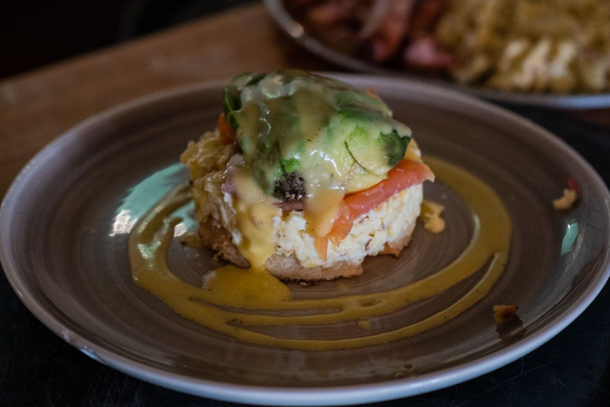 Aguacate con salmón, huevos revueltos y salsa holandesa, en una imagen de archivo. - Manu García Aguacate con salmón, huevos revueltos y salsa holandesa, en una imagen de archivo.