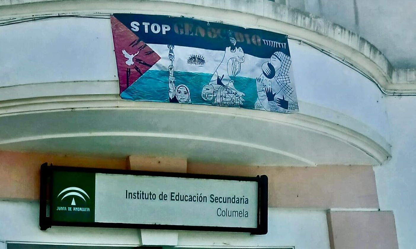 Bandera de Palestina contra el genocidio en Gaza, en el IES Columela de Cádiz. - 