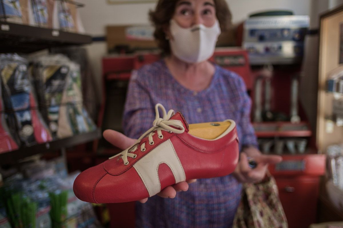 El Rápido Alemán, las cuatro generaciones de zapateros que siguen con encargos 