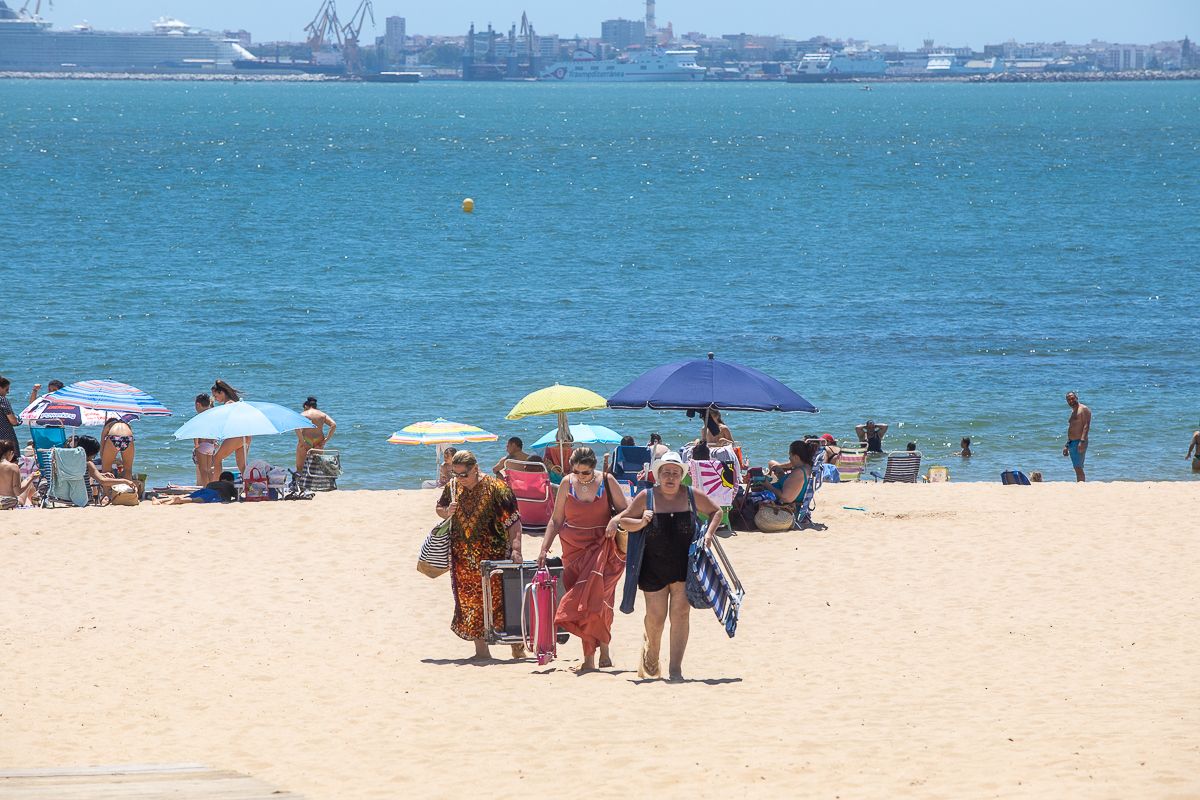 Primer día de playa en El Puerto, este pasado lunes. FOTO: JUAN CARLOS TORO - Primer día de playa en El Puerto, este pasado lunes. FOTO: JUAN CARLOS TORO