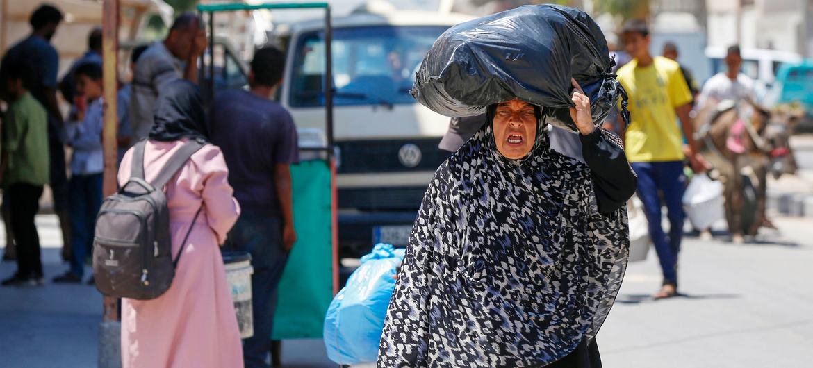 Población palestina, saliendo de Gaza por los ataques de Israel. - 