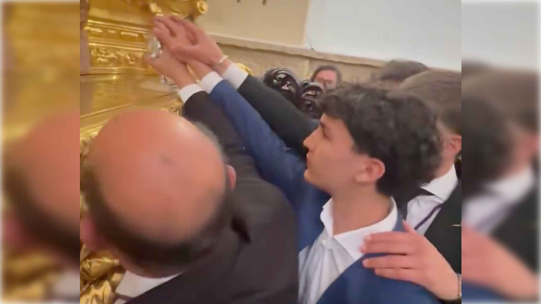 Familiares de Natividad de la Torre y de David Cordón, en la sentida 'levantá' en Huelva. - 