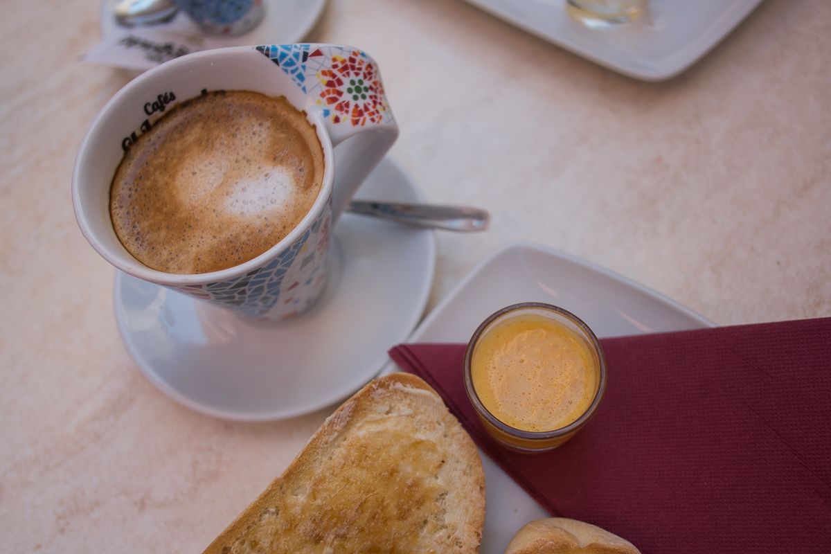 Café y tostadas en una cafetería, en una imagen de archivo. - Café y tostadas en una cafetería, en una imagen de archivo.