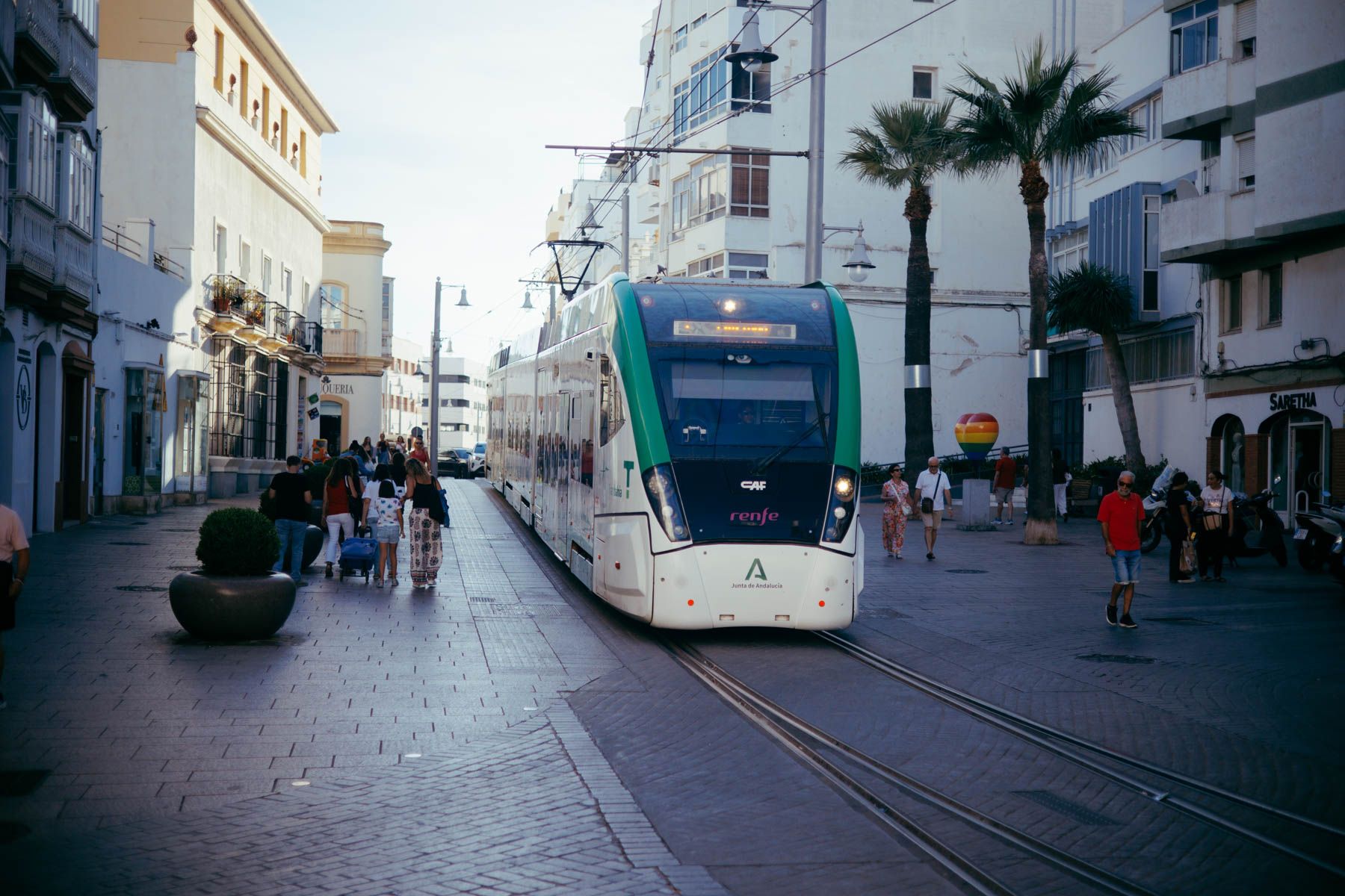 El tranvía, pasando por el centro de San Fernando. - 