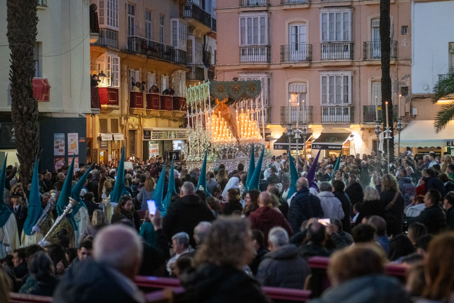 La calma del aire engrandece el Lunes Santo de Cádiz. - REYNA