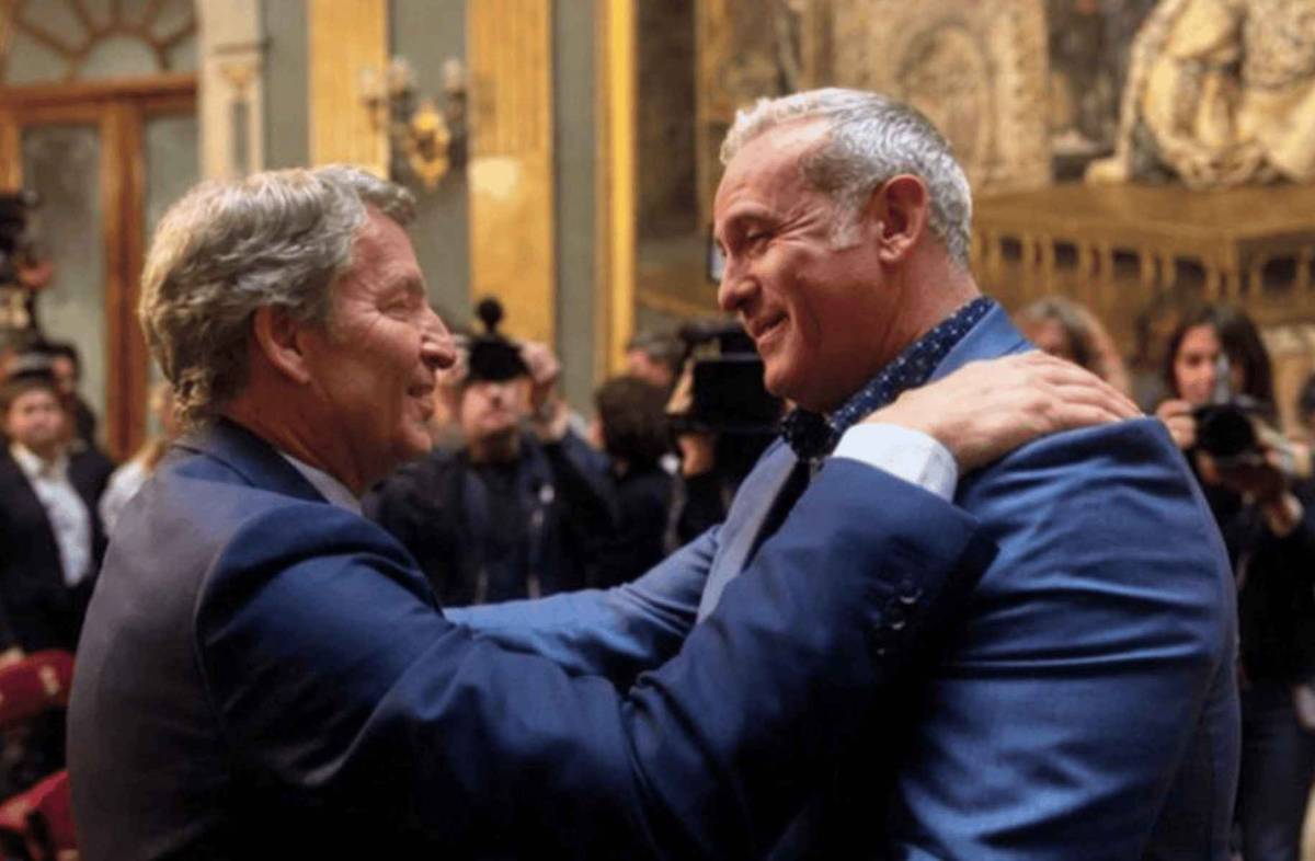 José Manuel López, padre de Kira, a la derecha, con Alberto Núñez Feijóo