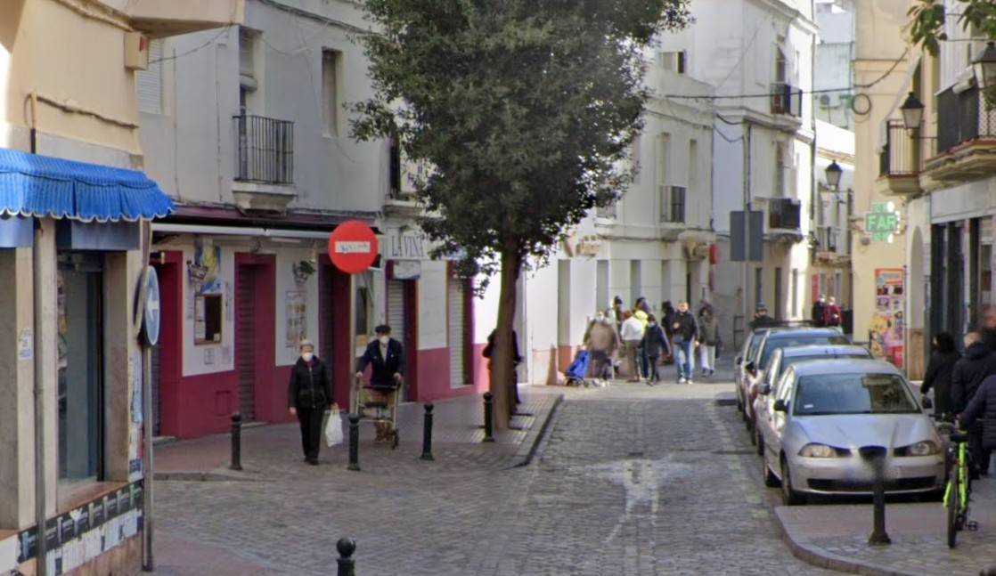 Roba una moto y revienta la puerta de un bar en la calle de la Rosa en Cádiz para llevarse la caja registradora