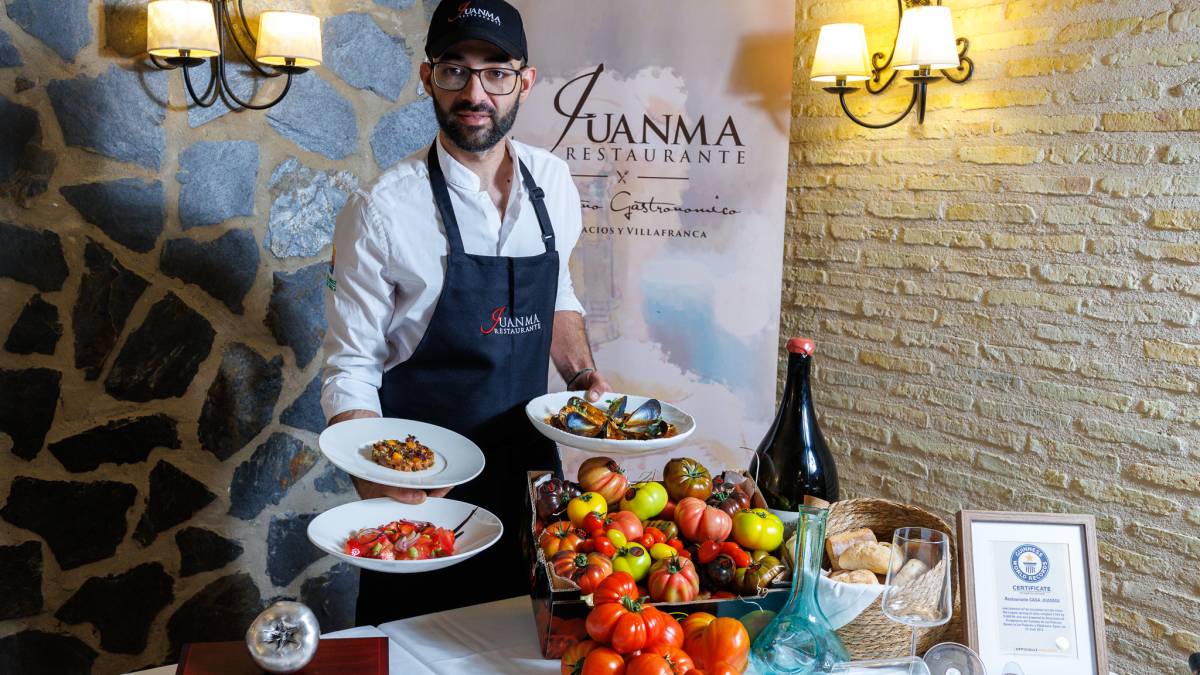 El ‘bombón colorao’ explota de sabor durante una semana en Los Palacios y ofrece 50 platos de tomate con todo