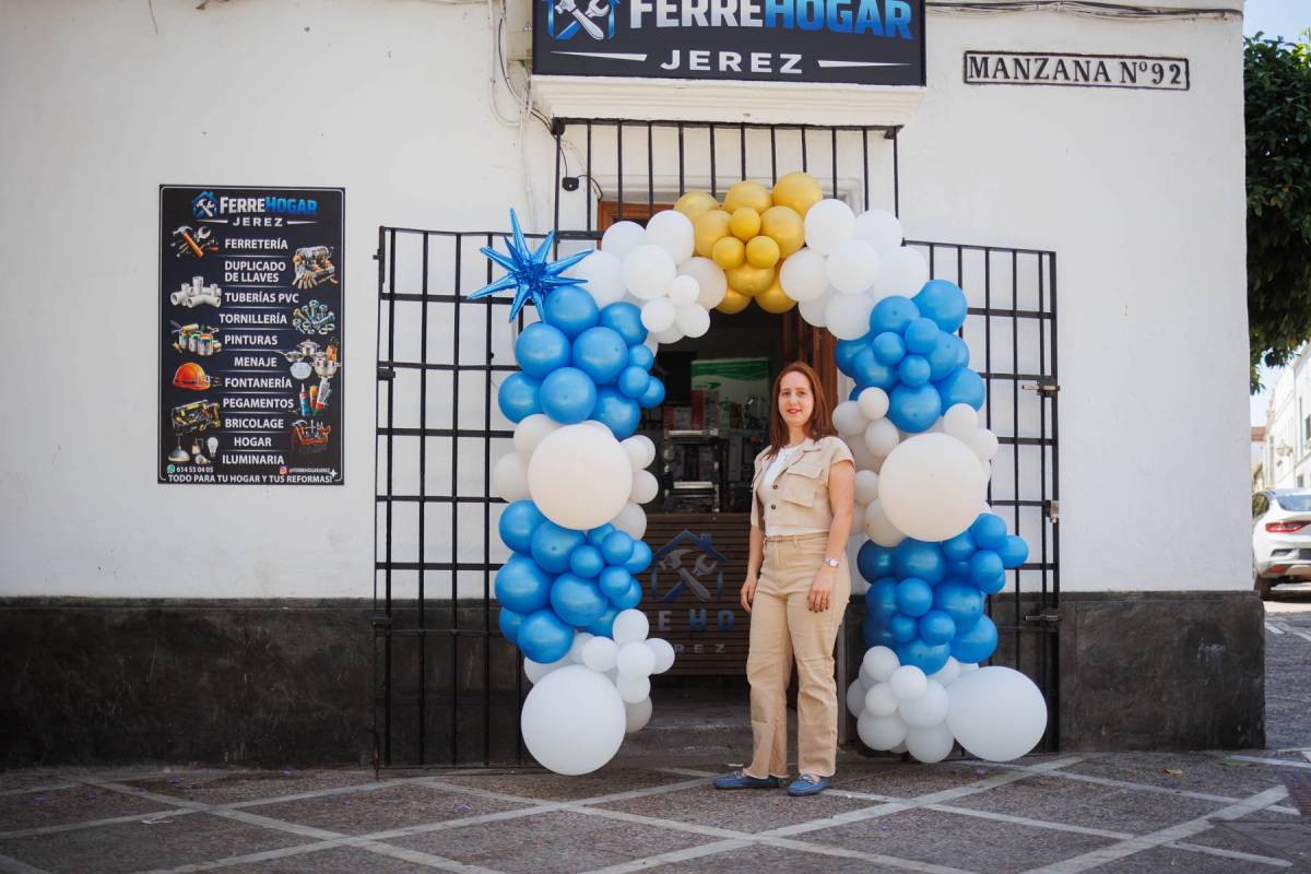 Una ferretería entre bares y turismo en el centro de Jerez: una venezolana se lanza al comercio de cercanía en Porvera