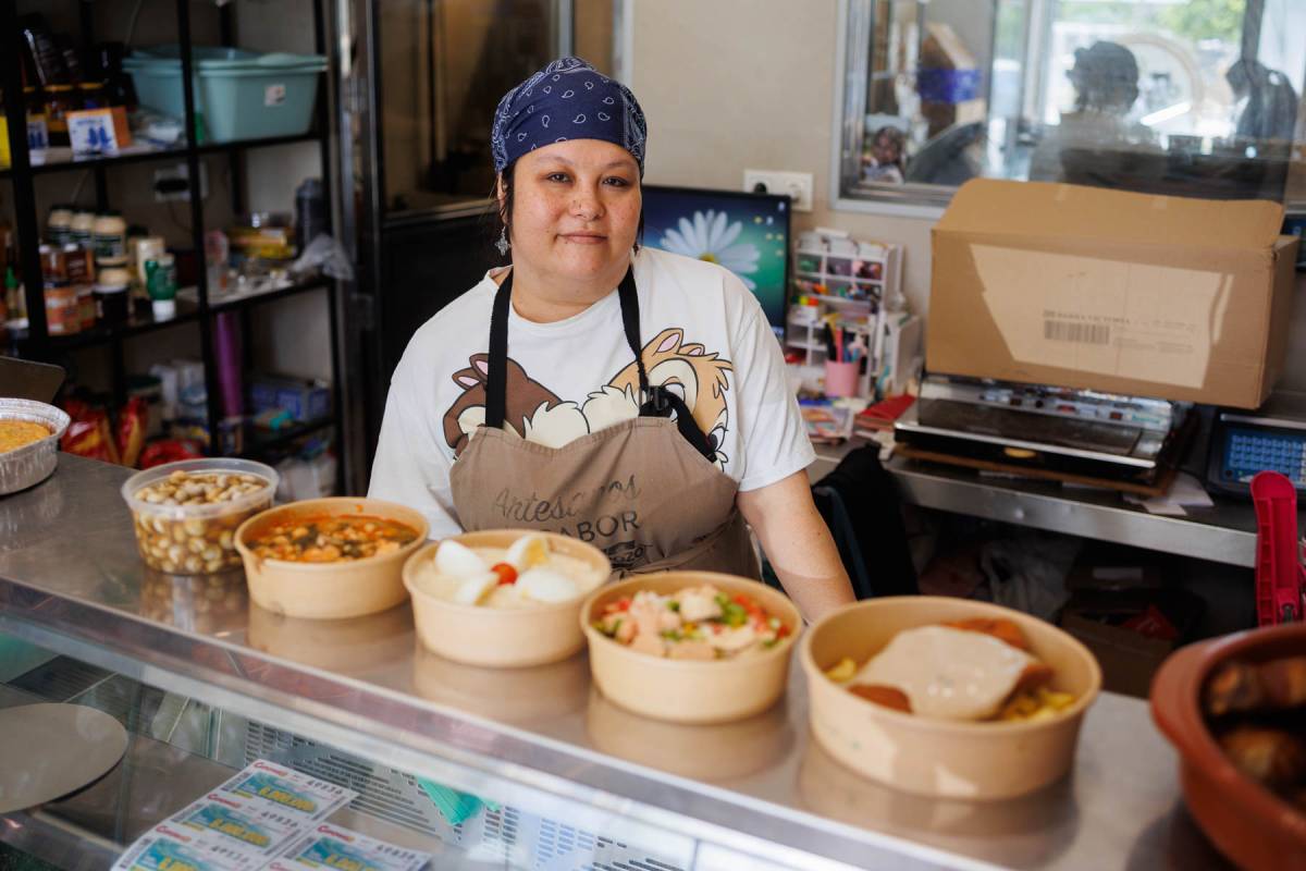 De la berza al pollo teriyaki: la tienda de Jerez donde los guisos se agotan cada día