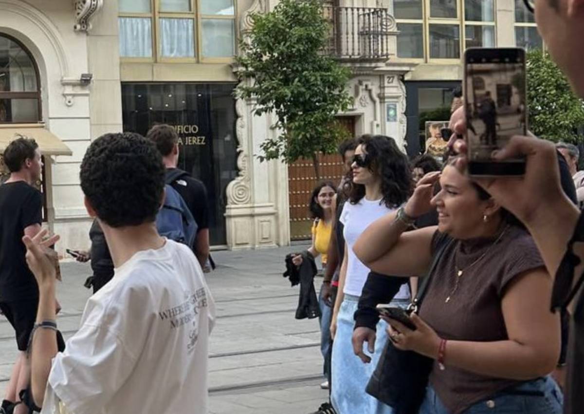 Rosalía desata la locura en Sevilla: pasea por el centro rodeada de guardaespaldas