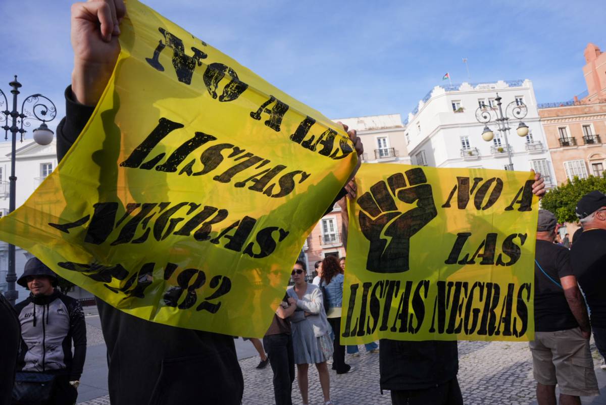 Concentración Listas negras Navantia Jesús y Manuel en la plaza de san Antonio Cádiz 