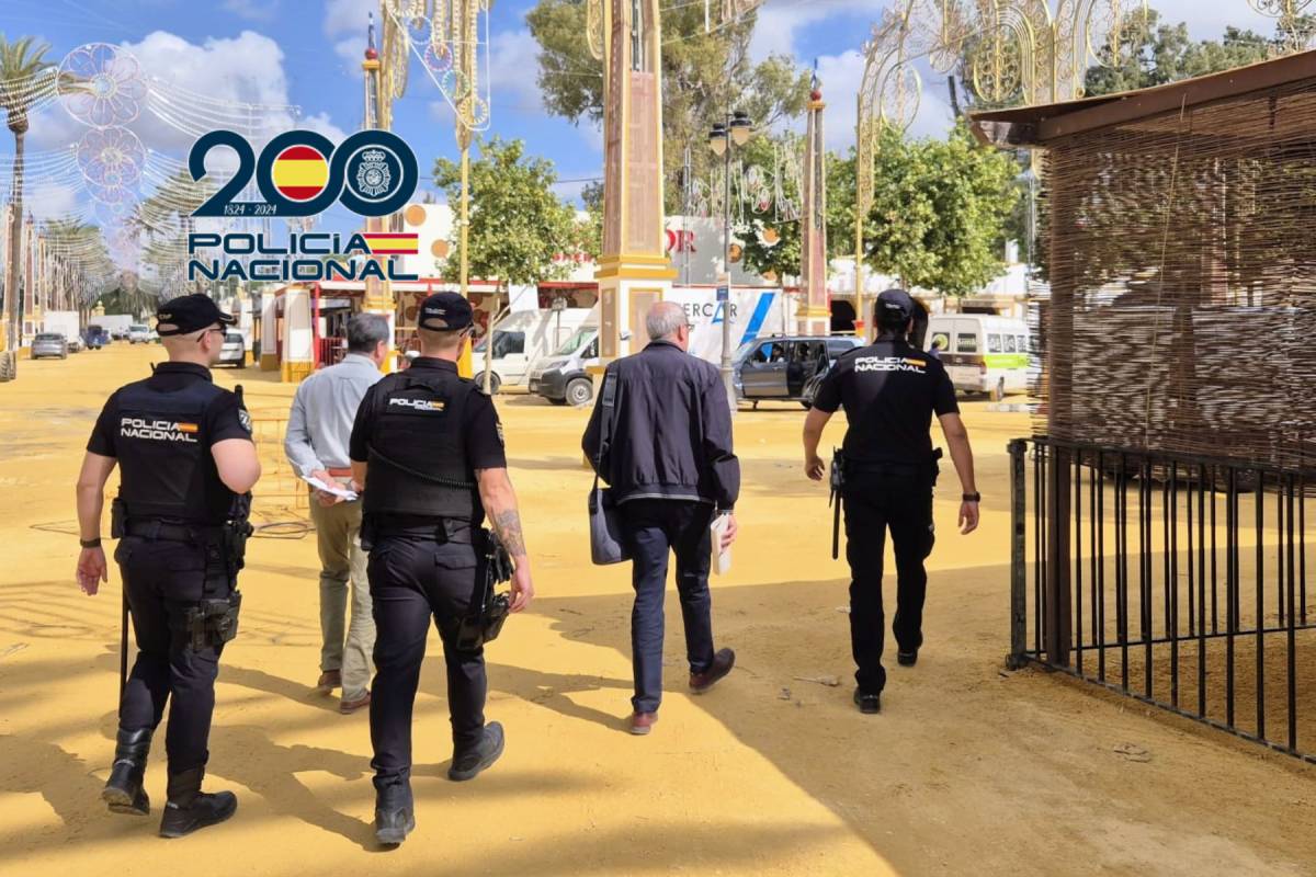  Policías nacionales acompañan a los técnicos de Hacienda al inspeccionar a los caseteros de la Feria de Jerez