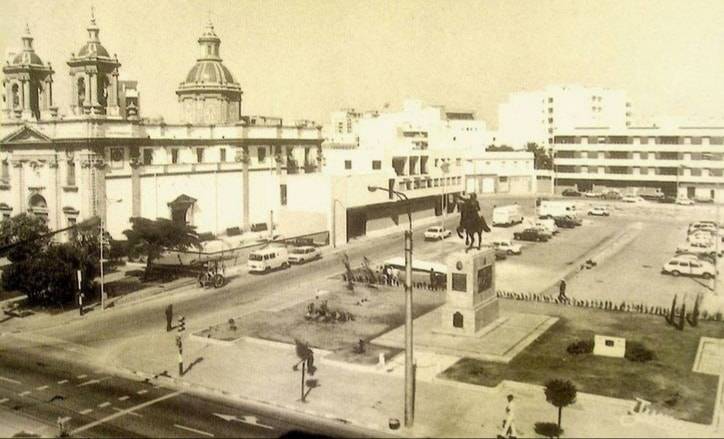 Plaza de San José en la década de los años 70, convertida en un aparcamiento en superficie.