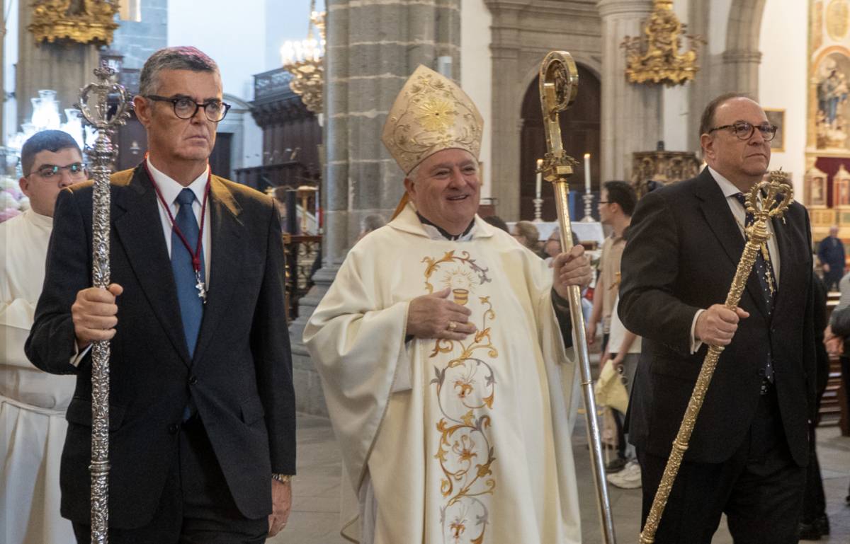 El obispo en un acto de la Hermandad del Resucitado de Canarias. 